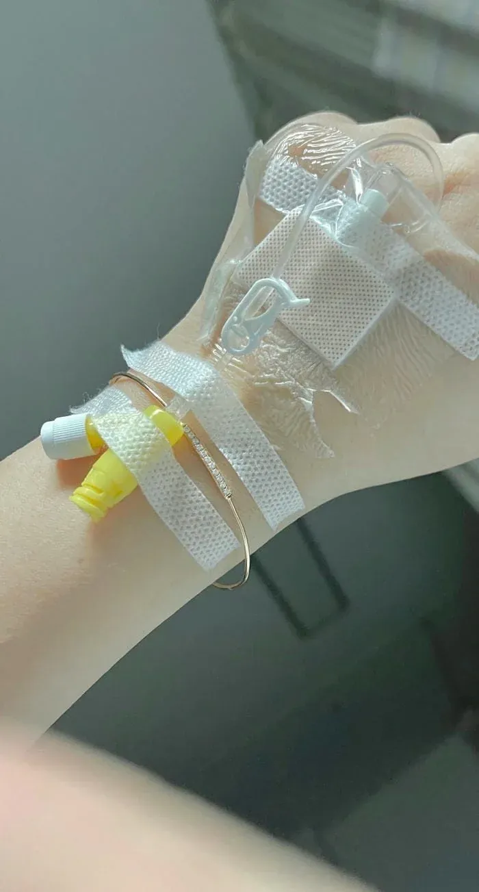 99+ ảnh truyền nước ở tay nữ đẹp nhất đầy cảm xúc